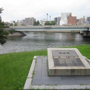 平和記念公園の横を流れる川