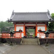 拝殿の屋根には、浦島太郎と竜宮城が飾られていました。