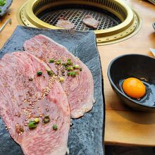 すき焼きみたいに卵をつけるお肉