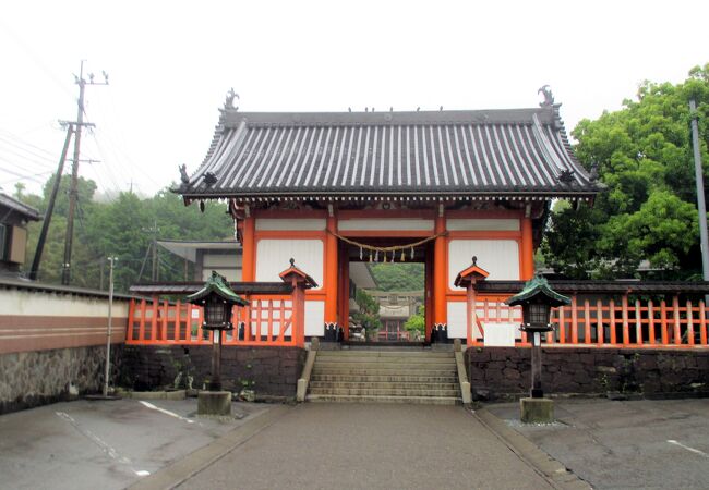 拝殿の屋根には、浦島太郎と竜宮城が飾られていました。