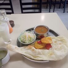 日替わりカレー。チキンとポテトのカレーにプレーンナン
