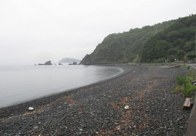 砂浜ではなく、黒い小石の浜辺でした。