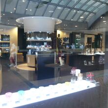 青山ツインには、明るい店が多く、高級感にあふれる感じです。