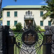 ハワイ島の初代総督が建て現在は博物館として王家の調度品等が展示されている建物です!!