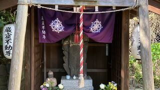 不動明王を祀った岩谷のお堂