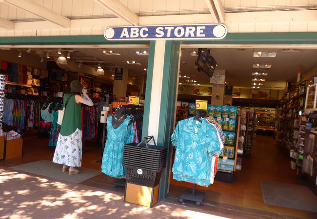 ハワイ島コナの町にはABCストアが3店舗あります。当店舗はコナインショッピングビレッジにあるお店です!!