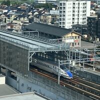 時刻表を確認して待っていると、時間通りに新幹線が来ます！