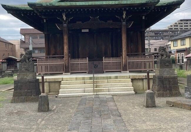 句碑や水盤も見どころの一つです。