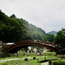 「木曽の大橋」を渡ると国道19号、手前は公園