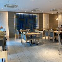 朝食会場はひろびろ