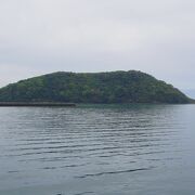 鬼池港のすぐ沖に見える島