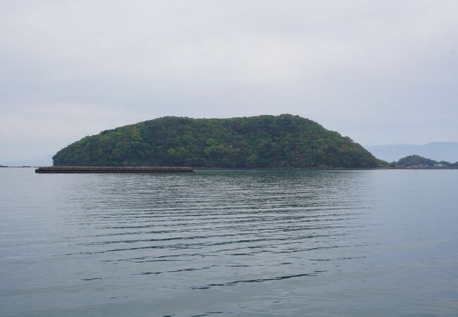 鬼池港のすぐ沖に見える島