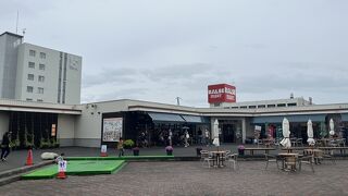 観光だけでなく、地域の人々にも密着したショッピングセンター