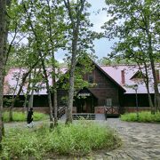 札幌農学校のモデルバーンをイメージしたログハウス風の建物