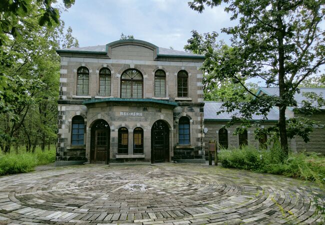 石張りの旧帯広湯を移築コンバージョンした素敵な美術館