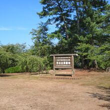 笠山山頂。近くには火口と3階建て展望台があります。