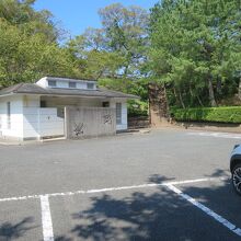 頂上近くの駐車場とトイレも完備されています。