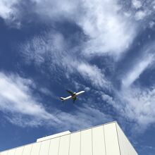 建物上空を飛んでいく飛行機