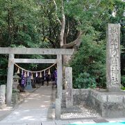 巨岩が御神体の、日本書紀にも記された日本最古と言われる神社です