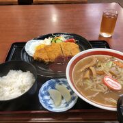 旧加越線津沢駅前にある駅前食堂