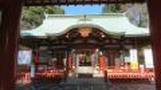 華やかな神社です