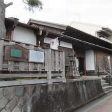 くぐり戸や石垣に注目です