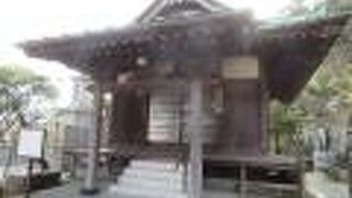 踏切に隣接しています