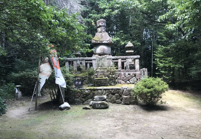 堀尾吉晴の墓（島根県安来）：月山富田城の城内の一画にあたる巖倉寺に