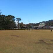 土肥温泉の海沿いの公園。河津桜の時期はメイン会場の一つ