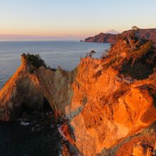 黄金崎公園（夕陽に輝く岩）