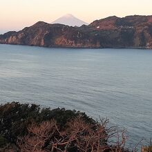 岩の先端から富士山