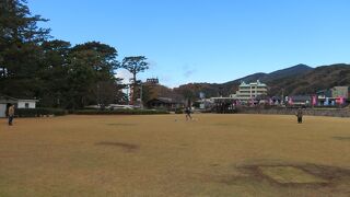 土肥温泉の海沿いの公園。河津桜の時期はメイン会場の一つ