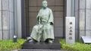 ホテルオークラの北西角に「桂小五郎像」