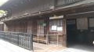 こちらの通りは静かです