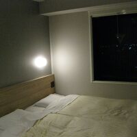 大きなモニターのあるシアタールーム