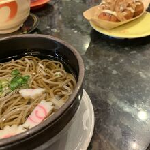 お寿司のほかにもいろんなメニューがあり、子供も楽しめます。