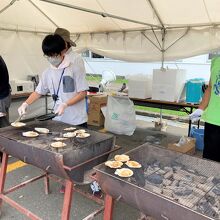 この日はホタテの炭焼きをやってました