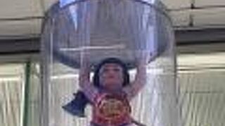 昔話のモニュメントがあるきれいな商店街