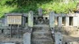 蓮華寺の一番高いところに眠っています