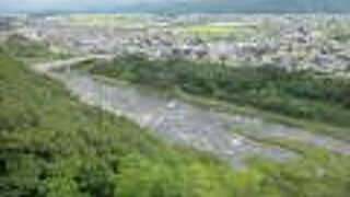 稲荷山公園からの川の流れは穏やかでしたが・・・