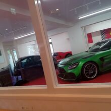 フェラーリなど、外国車の展示があります