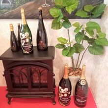 ワインボトルなどの展示物。