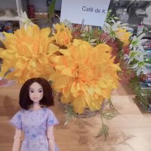 カウンターに飾ってある花。造花だけどキレイ