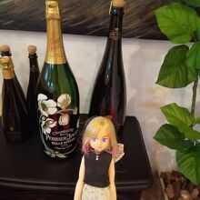 ワインボトルの展示。