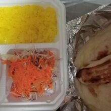 出前にて注文した。ほうれん草マトンのカレー弁当。