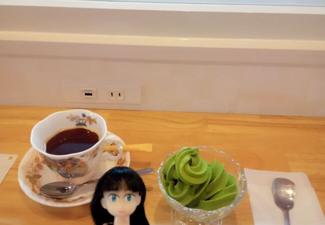 おしゃれな車が展示されています。料理も全体的においしいと感じます