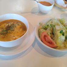 ランチセットのスープとサラダ