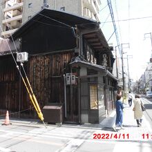 境町通りと三条通りの角に