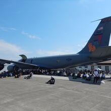 嘉手納基地からやって来た空中給油機ＫＣ－１３５に戯れる見物客