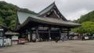 本堂は屋根が肉厚